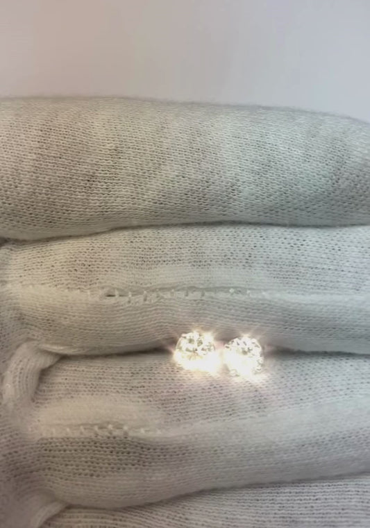 Round Cut Diamond Stud Earring 1.50 Carats White Gold